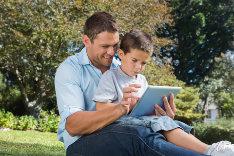 Padre e hijo utilizando una tablet