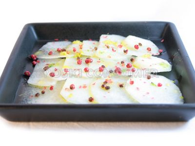 Carpaccio de peras blancas maceradas con lima y limón. Imagen: Consumer Eroski